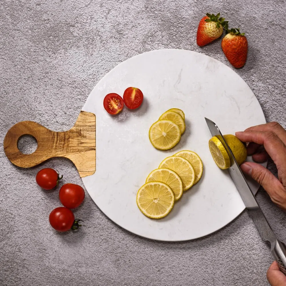 Kadum Tagliere da portata Carrara in marmo bianco e legno di acacia con manico in legno, tagliere rotondo in marmo, per colazione, cucina, formaggio, Ø 25 cm, set da 1