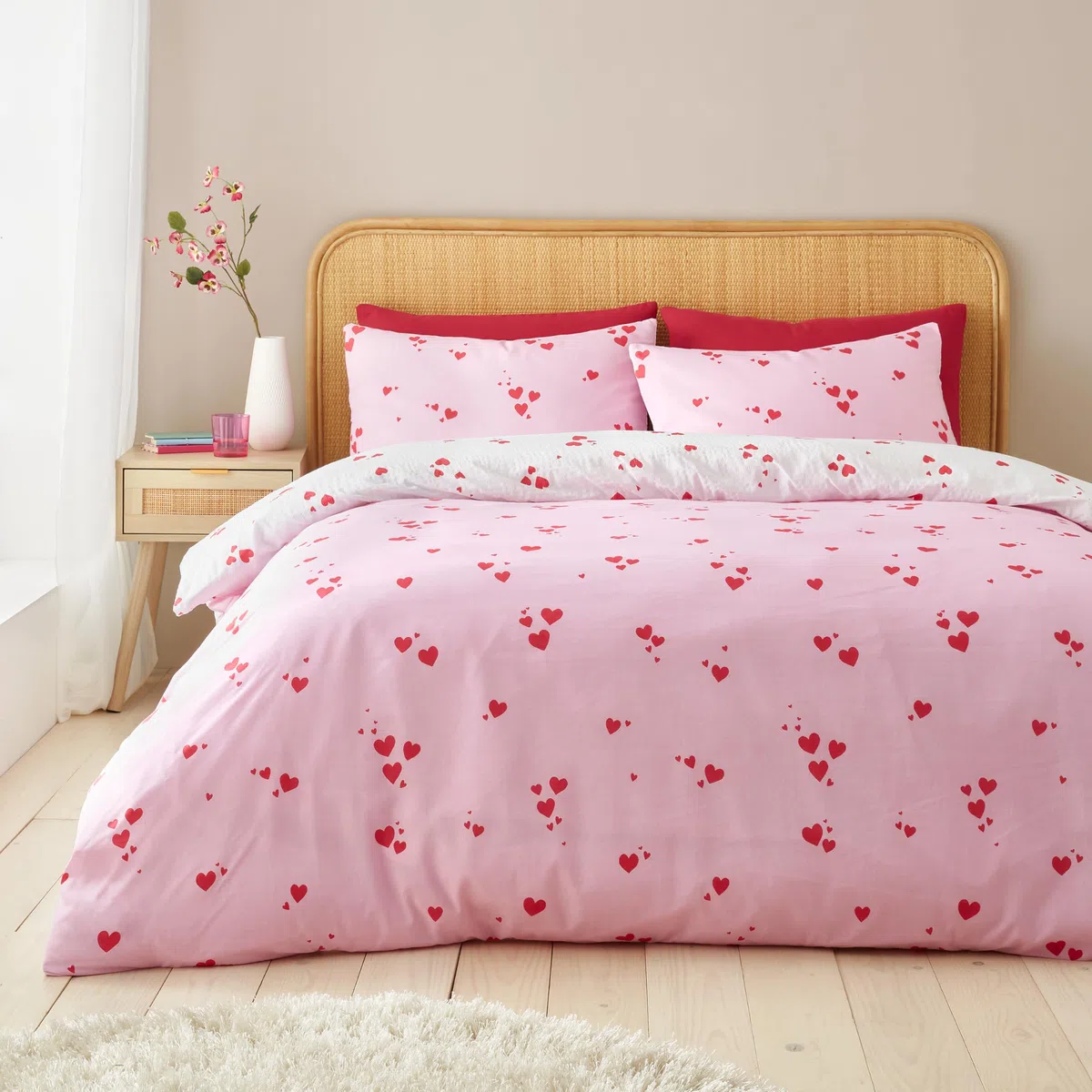 Catherine Lansfield Seersucker - Set copripiumino matrimoniale con federe a forma di cuore, bianco/rosso