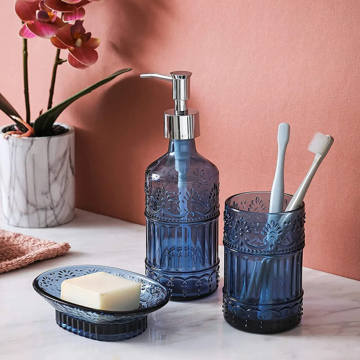 WHOLE HOUSEWARES | Set di accessori per il bagno | Set da 4 accessori in vetro per la decorazione | Porta sapone, porta spazzolini, barattolo e piattino | Vetro a mosaico elegante (blu)