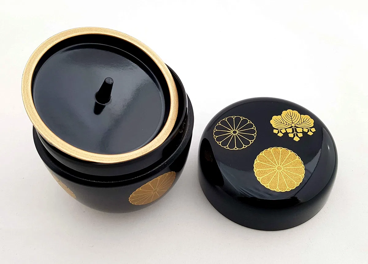 Matcha giapponese Natsue, barattolo da tè nero e oro, prodotto in Giappone, Ø 6,7 cm, altezza 6,7 cm