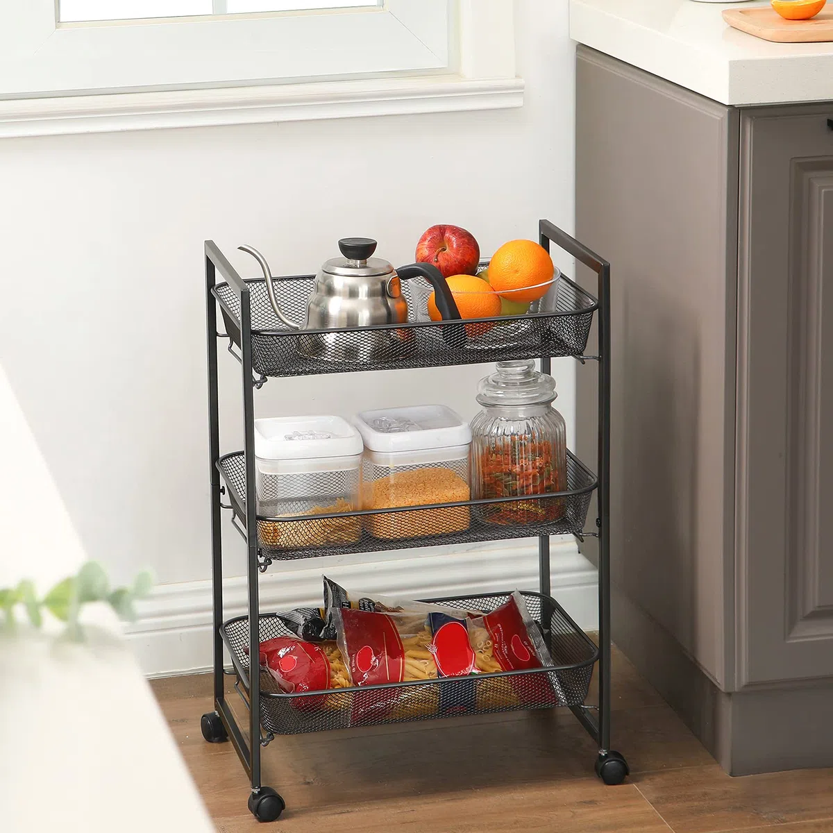 SONGMICS Carrello a 3 Ripiani, Carrello da Cucina e Bagno con Cesti in Filo Metallico, Salvaspazio, Assemblaggio Semplice, Ufficio, Soggiorno, Nero BSC061B01