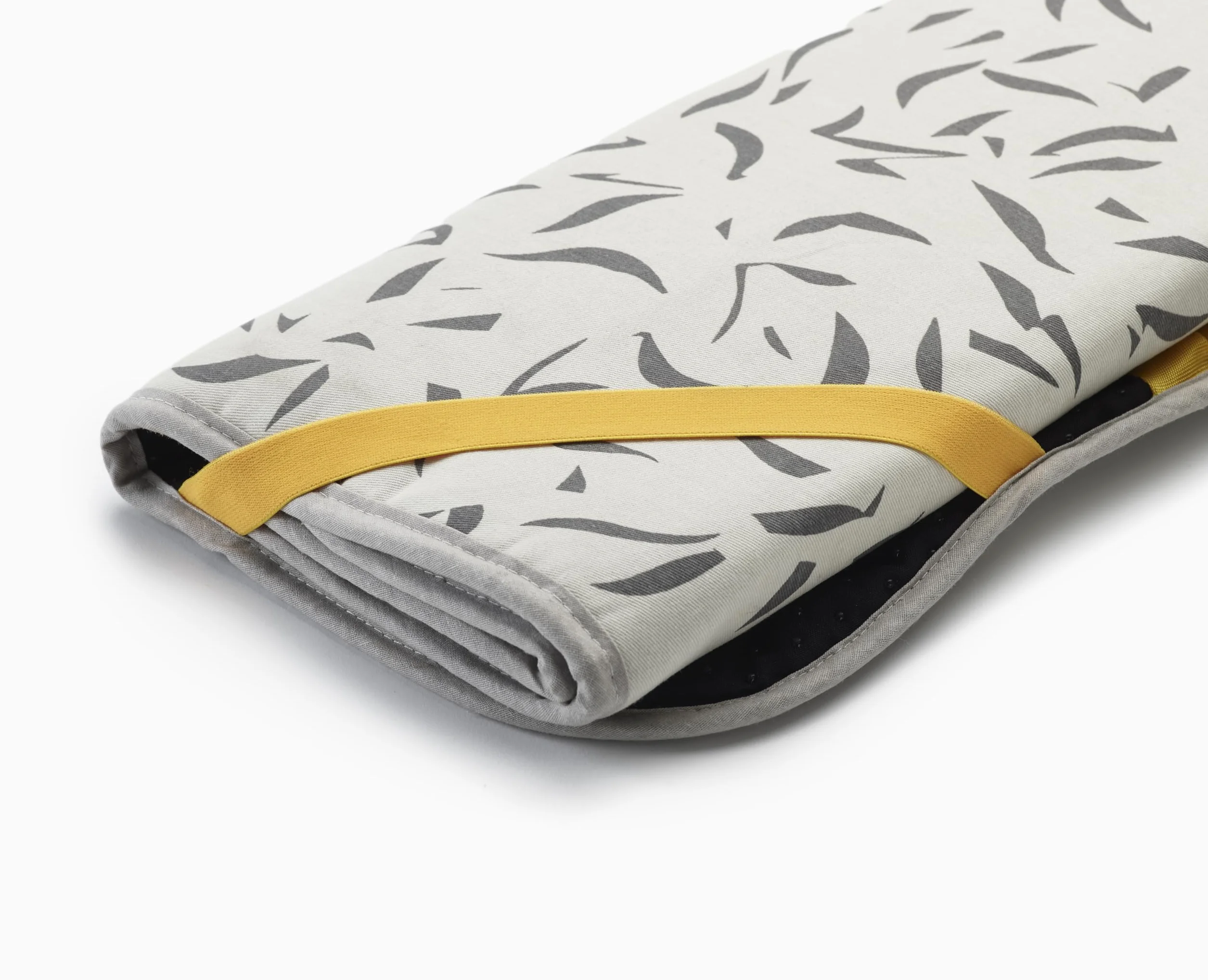 Joseph Joseph Swift Tappetino da Stiro Pieghevole, Poggiaferro in Silicone, Resistente al Calore/Vapore, Antiscivolo, 90x47 cm, Beige/Nero