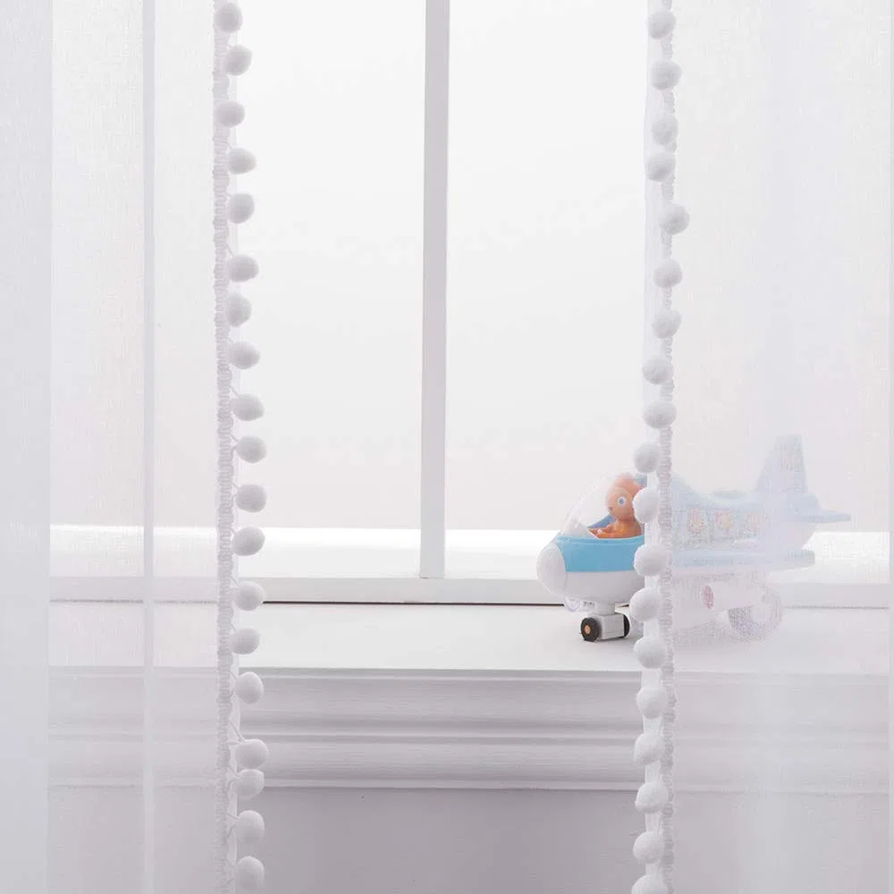 MIULEE Tenda in voile bianco con sfera di peluche, decorazione per camera da letto, soggiorno, set di 2 (2 x 140 x 225 cm), tende per finestre interne con passante, tende con pompon per camera da