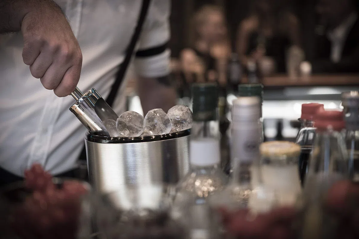 Buddy's Bar - Gin Tonic Set Premium, misurino da Bar da 2,5cl / 5cl, Cucchiaio da Bar e Paletta per Ghiaccio, Tagliere e Coltello da Cocktail, Lavabile in lavastoviglie, Set per Long Drink