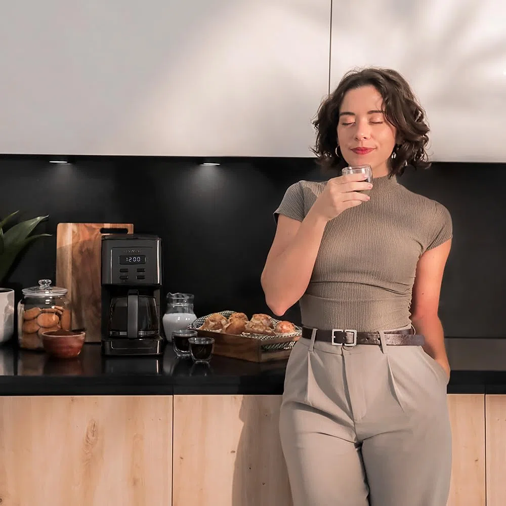 Cecotec Macchina da caffè a goccia Coffee 56 Time, 800W, Programma il tuo caffè, Schermo LCD, Beccuccio antigoccia, Capacità 1,3L, 12 tazze, Spegnimento automatico, Serbatoio con finestra