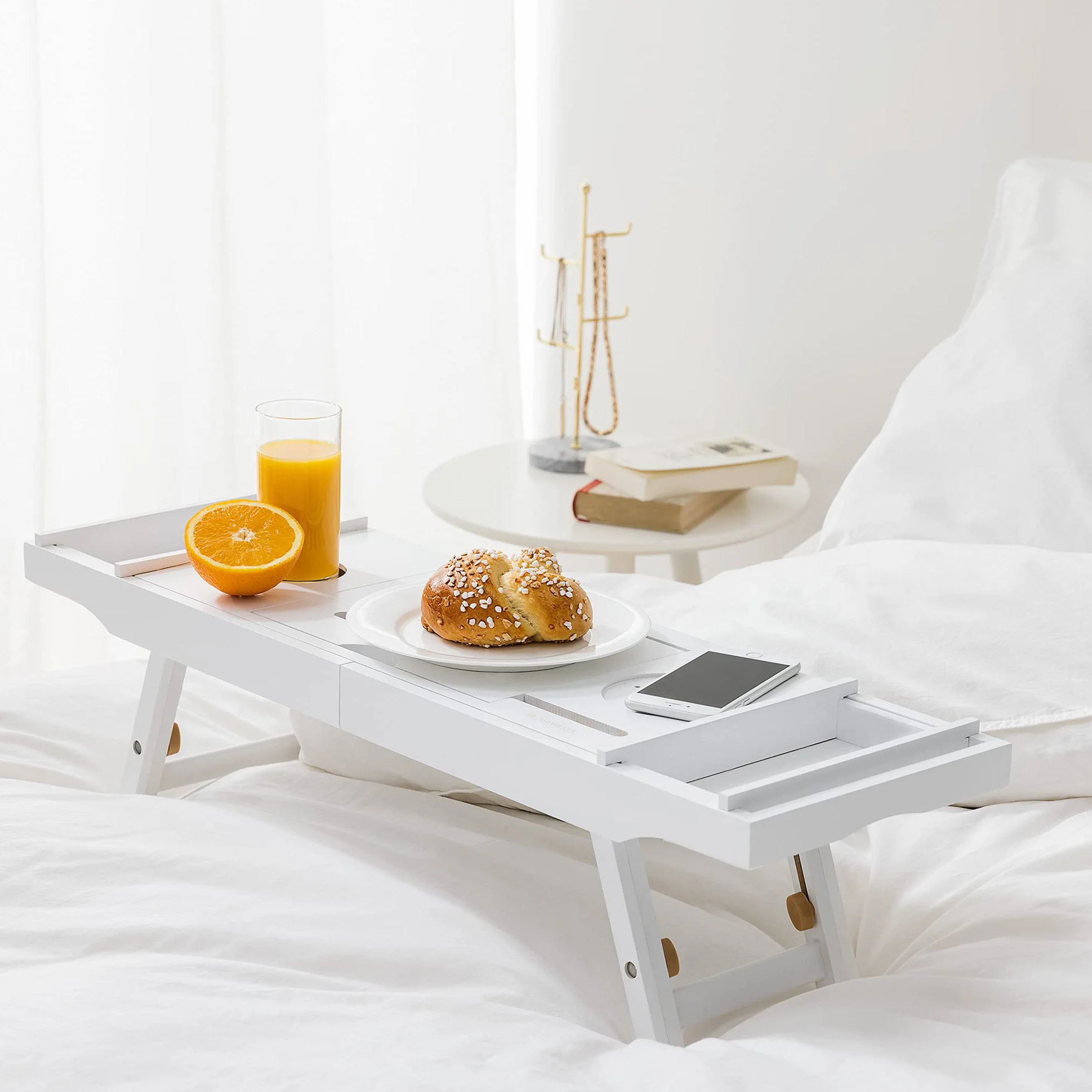 Navaris Vassoio Vasca Colazione Letto - Mensola Vasca da Bagno in bambù - Mensola Allungabile 75cm-108cm con Leggìo Integrato Vani Laterali - Bianco