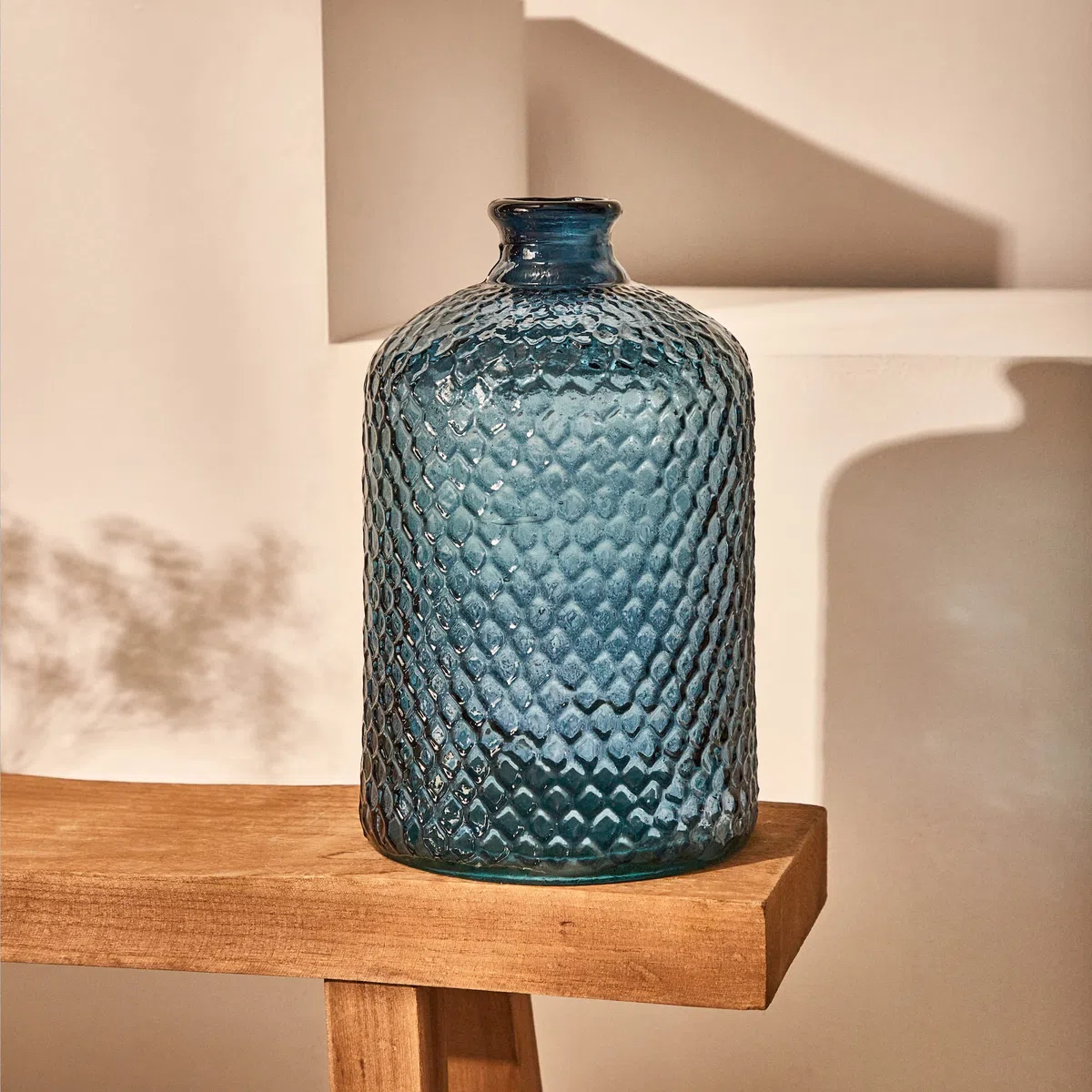 Bottiglia di vetro riciclata di grandi dimensioni con design a scaglie in rilievo - Caraffa di vetro in stile mediterraneo lavorata a mano per la decorazione della casa (Blu Navy)