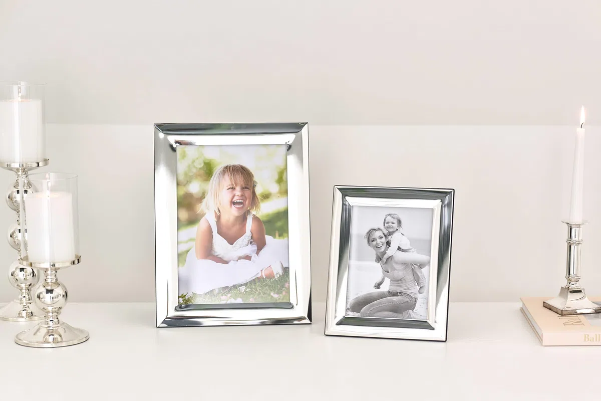 Edzard Cornice portafoto Gela (DIN A4 = 21 x 29,7 cm), placcata in argento, con 2 ganci, cornice in argento in formato verticale e orizzontale