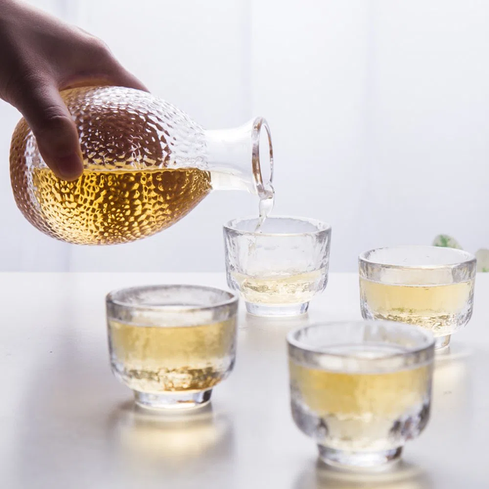 Vetro Impostato di Sake di 5 pezzi, 300ml bottiglia di sake e 4 Tazze di Sake (40 ml Ciascuno), Set Bicchiere da Vino per Servizio Sake Caldo/Freddo, Set di Sake in Vetro Giapponese