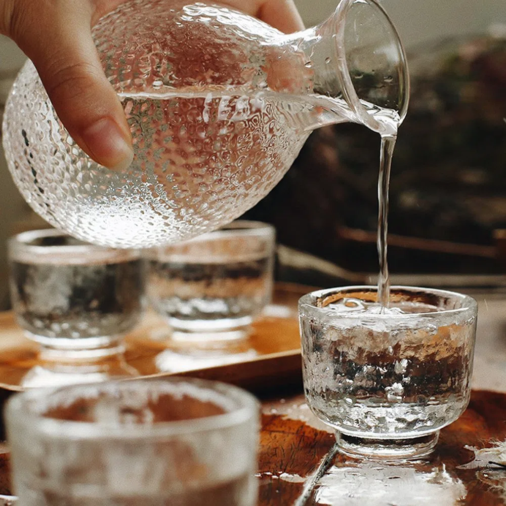 Vetro Impostato di Sake di 5 pezzi, 300ml bottiglia di sake e 4 Tazze di Sake (40 ml Ciascuno), Set Bicchiere da Vino per Servizio Sake Caldo/Freddo, Set di Sake in Vetro Giapponese