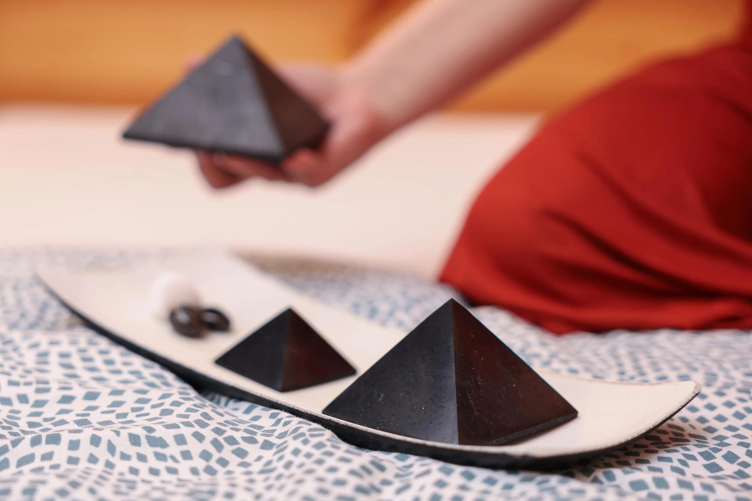 Heka Naturals Piramide di Shungite Non Levigata Pietra Nera Set di 3 | 5 cm – Decorazioni Casa Shungite Pietra Naturale Prodotti - Pietre Chakra Cristalli Curativi Meditazione
