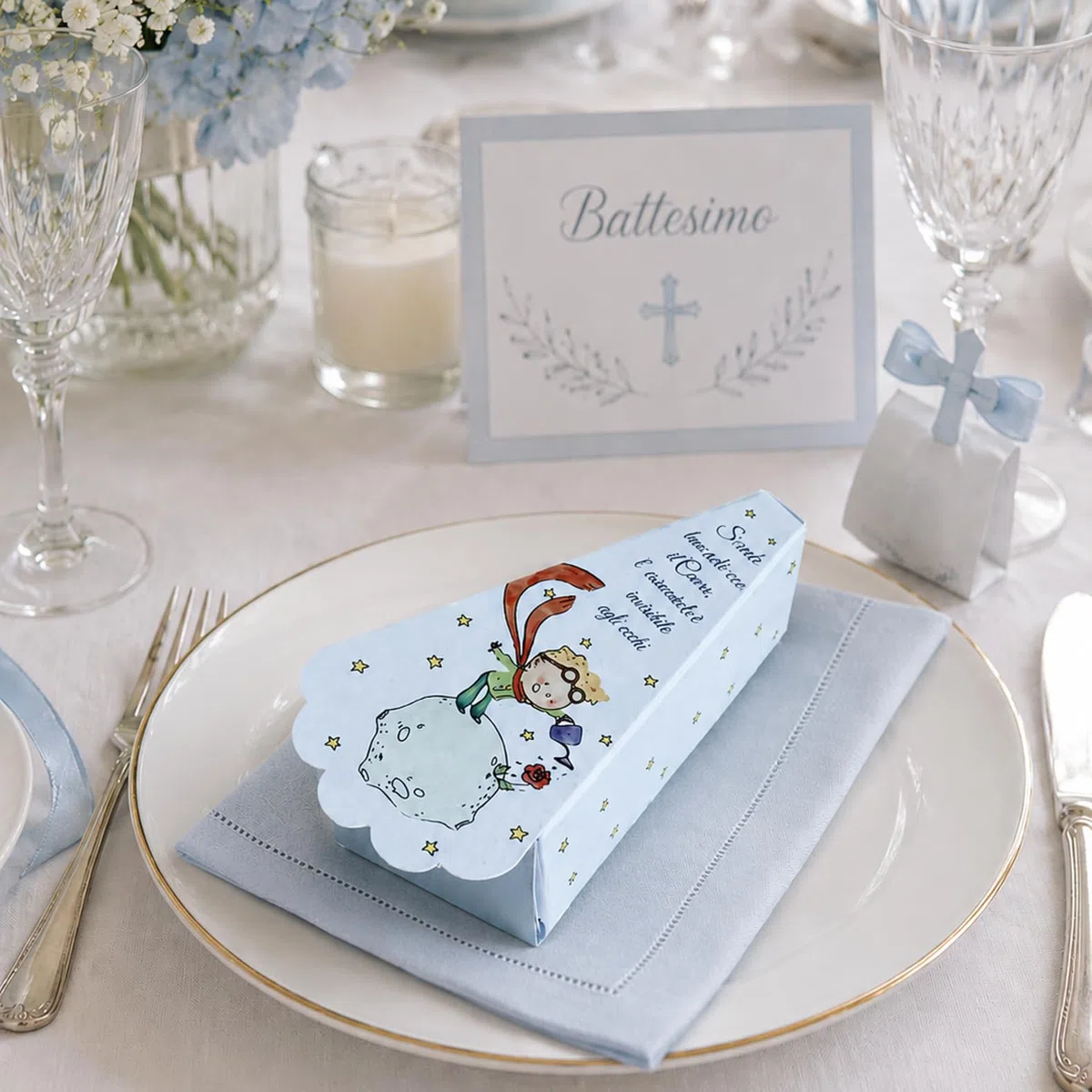 Regalami.Shop 30 Scatoline Portaconfetti Piccolo Principe per Battesimo, Comunione o Laurea, Complete di Bigliettino e Espositore Torta, Bomboniere per Confetti e Ricordini Evento (Piccolo p)
