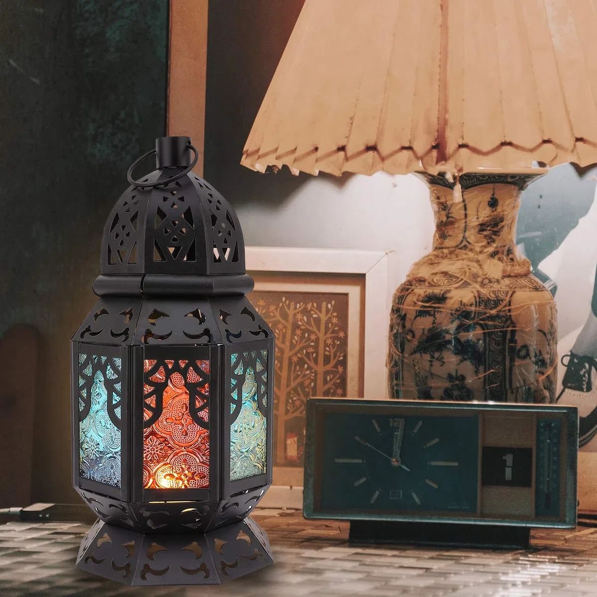 Lewondr Porta candela Marocchina in Ferro con Schermata in Vetro Multicolori, Dim 12,6 x 12,5 x 26 cm, Illuminazione Giardino, Lampada Parete Ramadan per Giardino, Balcone - Nero