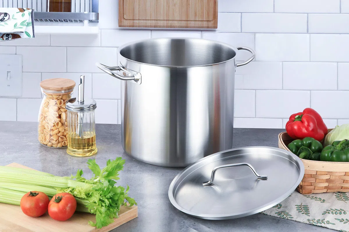 Amazon Basics Pentola in acciaio inox con rivestimento in alluminio, con coperchio, 9.5 litri, Argento