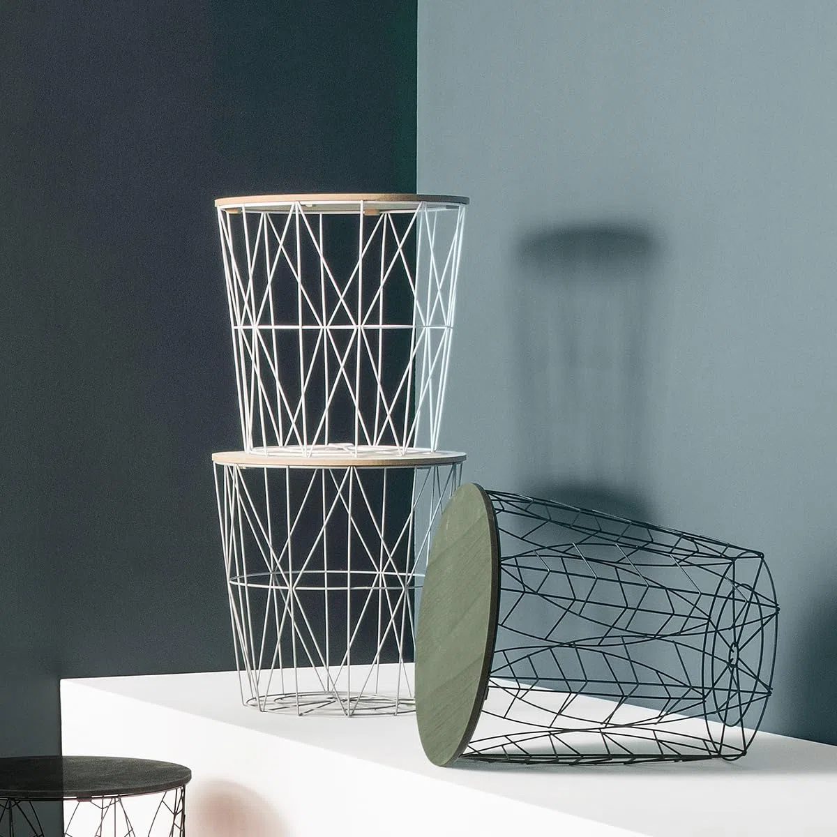 Atmosphera - Tavolino laterale Kumi Basket - Nero ed effetto legno, P. 40 x H 41 cm, con vano contenitore integrato - Per soggiorno, camera da letto, tavolino d'appoggio