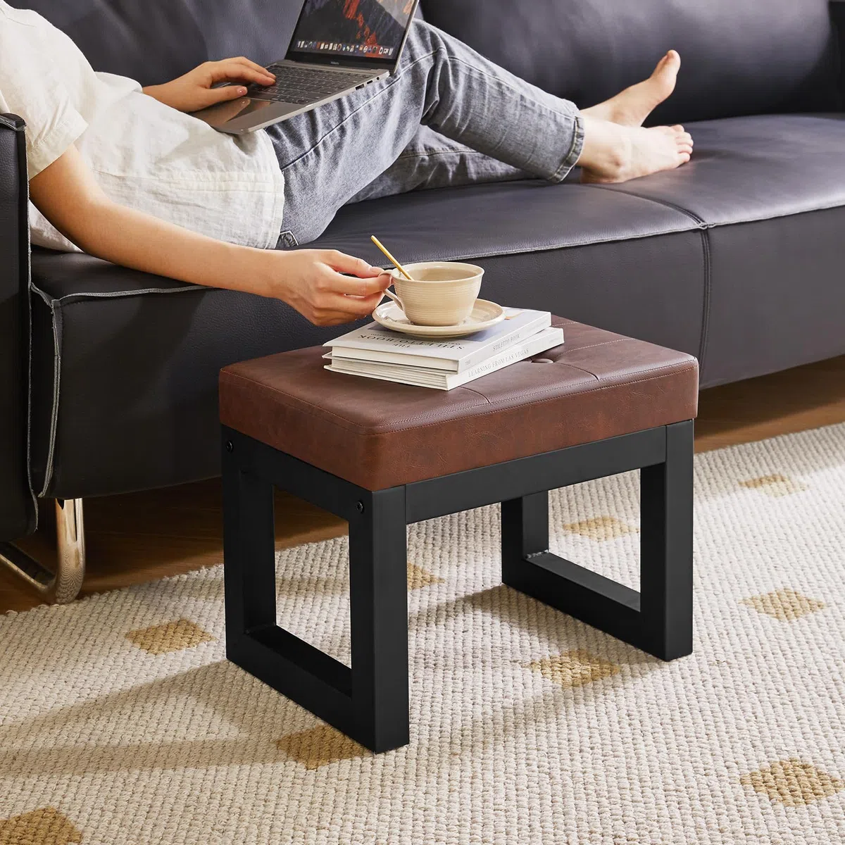 IBUYKE 16” Piccolo Poggiapiedi Ottomano, Sgabello Rettangolare in Pelle PU con Sedile Imbottito e Gambe in Metallo, Poggiapiedi Ottomano Moderno per Poltrona Camera da Letto Soggiorno, Nero WBD026B