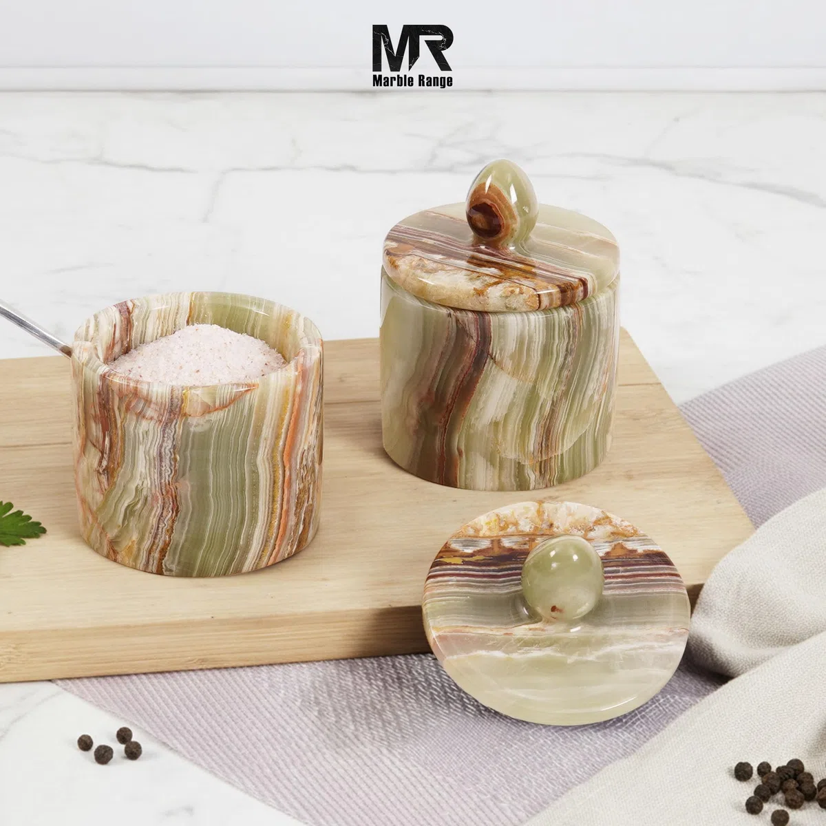 MARBLE RANGE Set di 2 contenitori per sale in marmo con coperchio e vassoio, 10 cm, in onice verde, fatti a mano, set di 2 barattoli per condimenti, contenitori per spezie per piano di lavoro