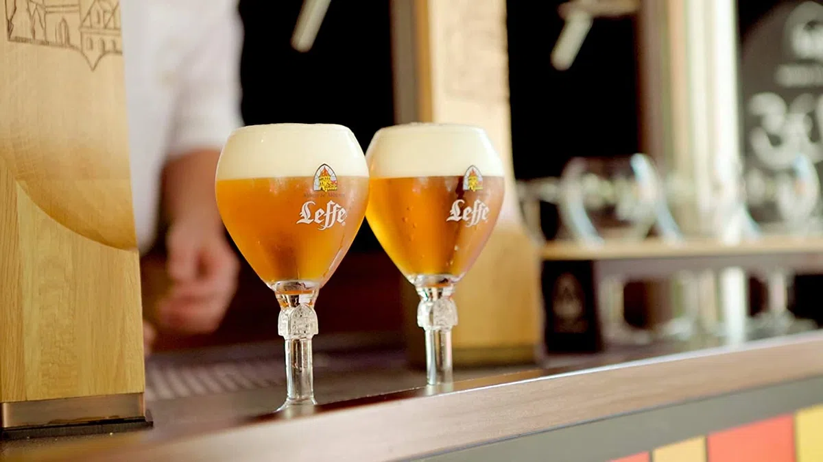 Leffe - Bicchieri da birra 0,25 l, set da 6 pezzi, con 6 sottobicchieri originali (coperchio per birra), bicchieri originali Leffe, 0,25 l, per gastronomia e collezione, 25 cl, lavabili in