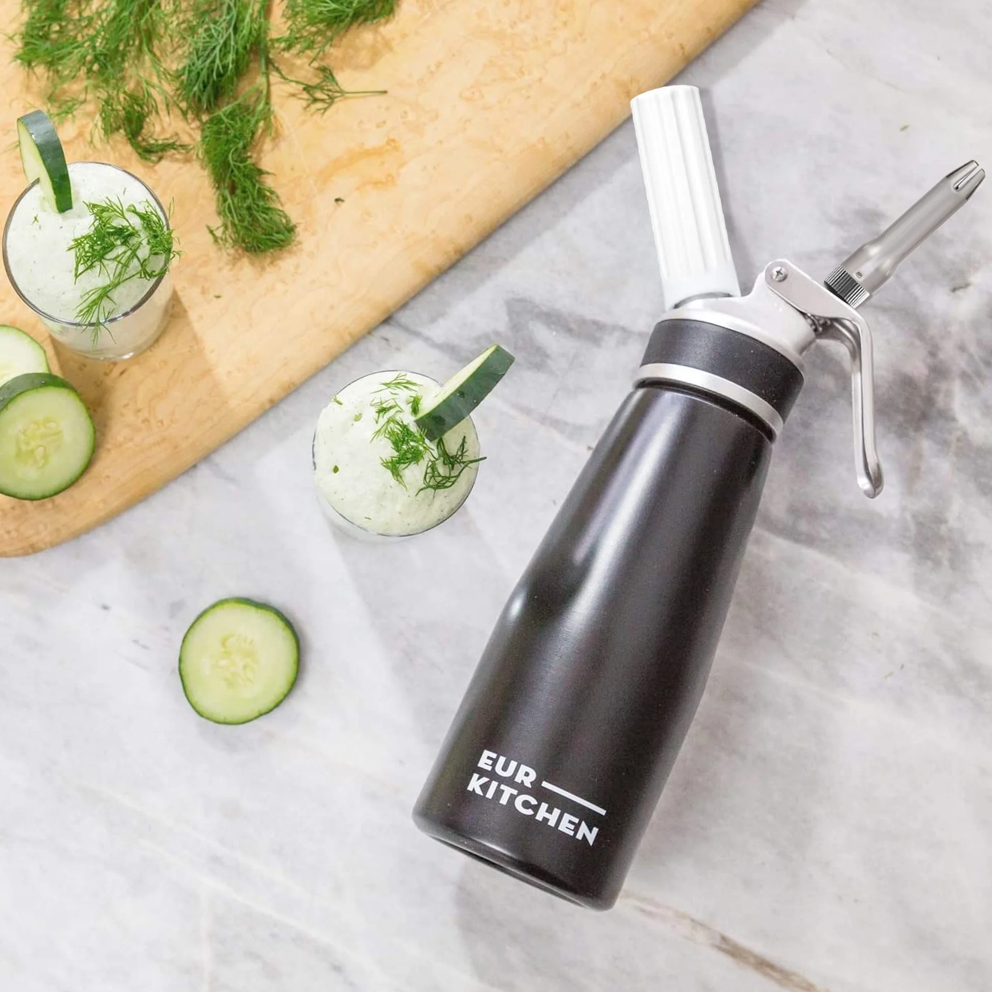 EurKitchen Sifone da Cucina per Panna Montata in Alluminio - Sifone Panna Professionale Anti Perdite - con 3 Punte Decorative e Spazzola per Pulizia - Montapanna da 500 ml - Cartucce N2O Non Incluse