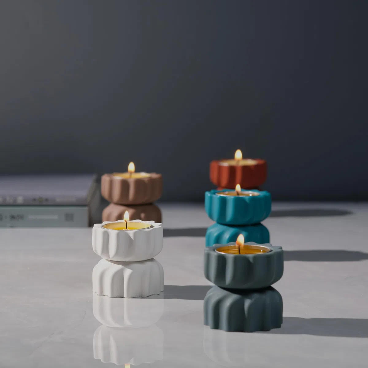Set di 2 portacandele votivi in cemento con una torsione; portacandele decorativo in cemento per caffè o tavolo da pranzo; 5 x 5,3 cm