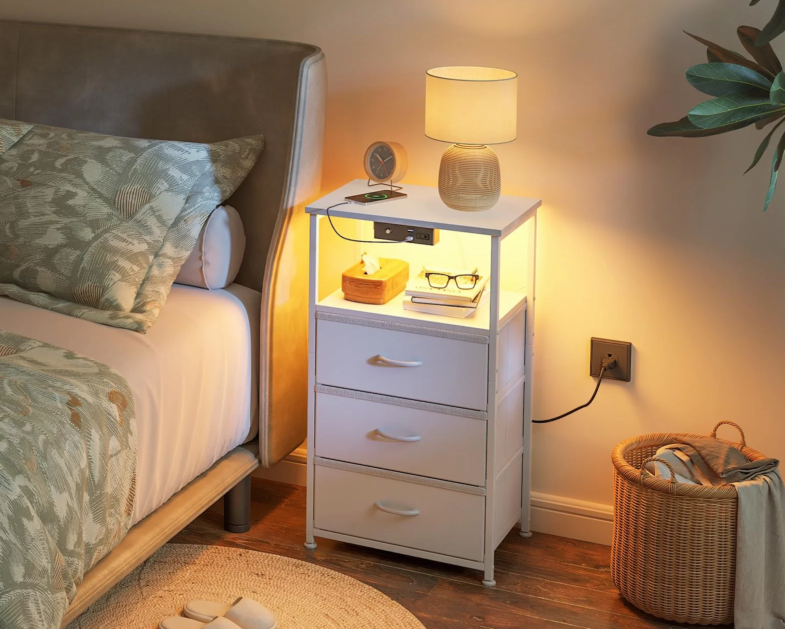 Coleshome Comodino Camera da Letto, con Presa di Corrente e 2 Luci USB e LED, Comodini Camera da Letto con 3 Cassetti in Tessuto e 2 Vano Portaoggetti, 40 * 30 * 70cm, Confezione da 1