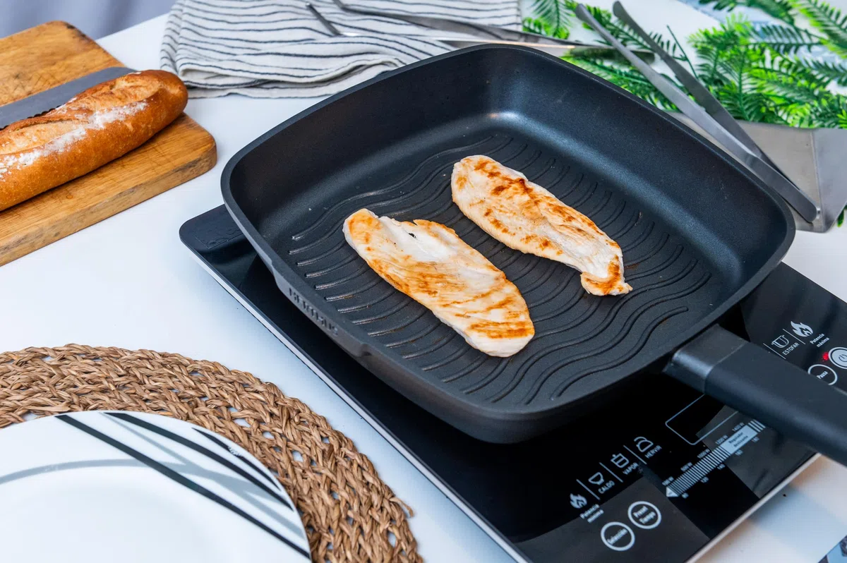 Nerthus FIH 1567 padella grill in alluminio pressofuso con rivestimento antiaderente quantanium adatta a induzione gas e vetroceramica manico ergonomico resistente al calore 28 cm