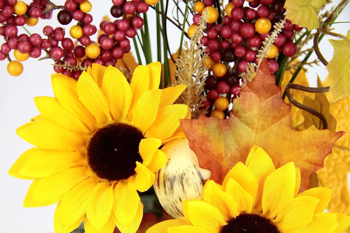 Composizione di girasoli su pietra, fiori artificiali, fiori artificiali, decorazione autunnale, decorazione per Halloween, giorno del Ringraziamento, autunno, pianta artificiale, centrotavola da