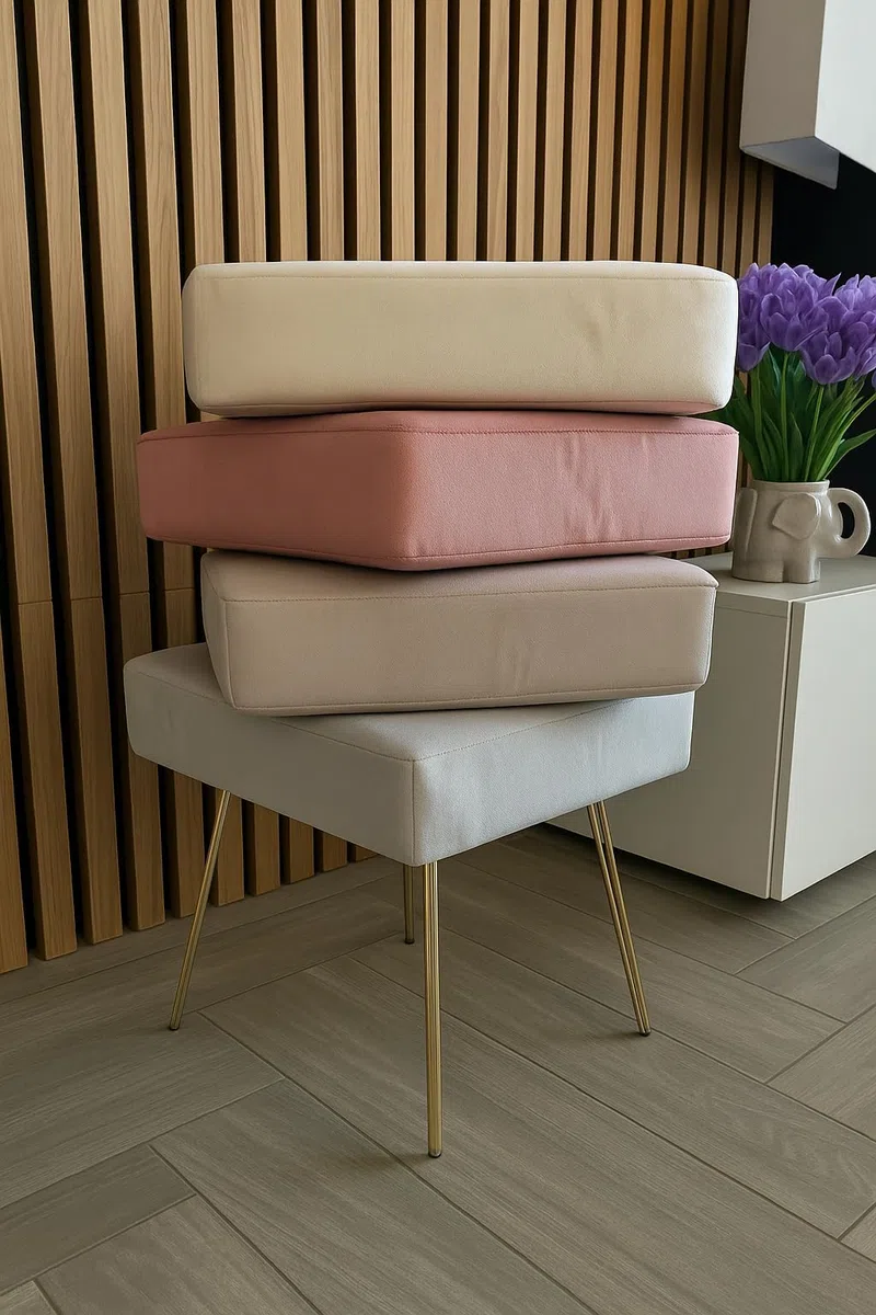 Pouf Sgabello Poggiapiedi Moderno in Velluto con Gambe in Metallo Dorato – Seduta Decorativa per Camera da Letto, Salotto o Ingresso. Grigio, Beige, Marrone, Rosa (Grigio chiaro)