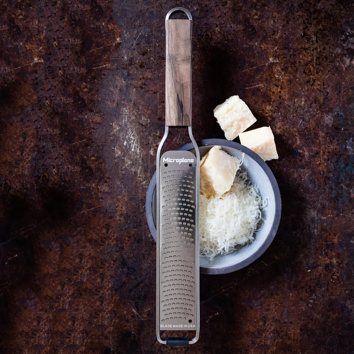 Microplane Grattugia Zester per Agrumi, Formaggio a Pasta Dura, Zenzero, Cioccolato e Noce Moscata con Manico in Legno di Noce e Lame in Acciaio Inossidabile – Made in USA