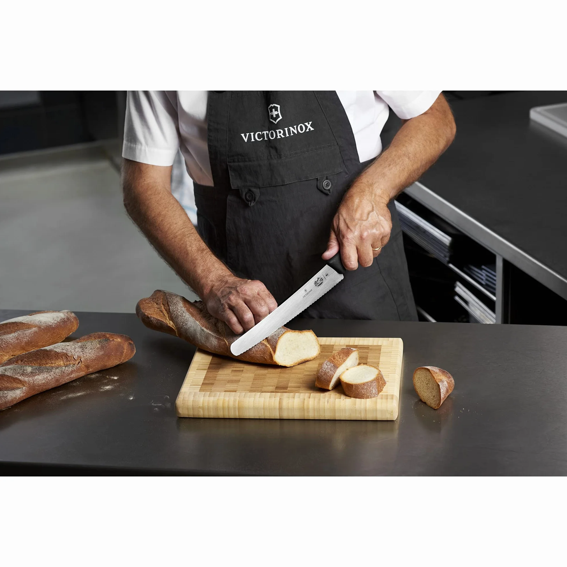Victorinox Fibrox, Coltello da Pasticcere con Filo Ondulato, Coltello lungo per Dolci e Pane, 26 cm, Affilato, Acciaio Inossidabile, Nero