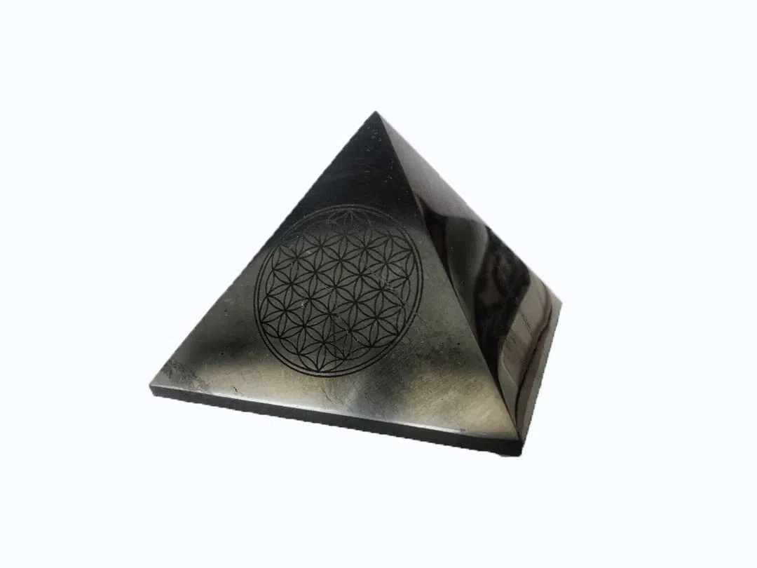 KASHU Shungite direttamente dalla Carelia: Piramide 10 cm Fiore della Vita Lucido