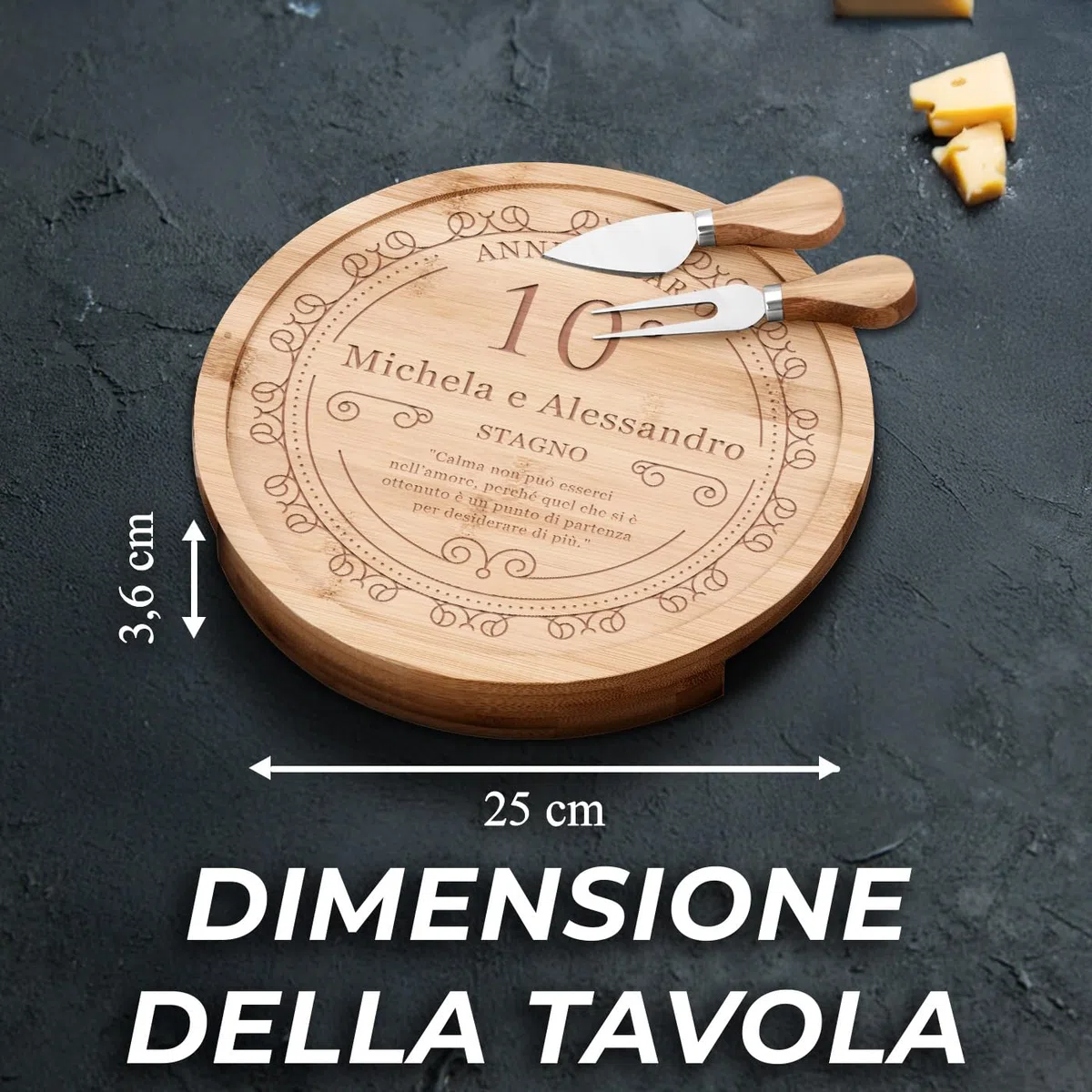 Maverton Tagliere per formaggio in legno - H3,6 cm x Ø25 cm - set 3 coltelli 1 forchetta - incisione personalizzata - regalo SanValentino per coppia - regalo di Natale - punto di partenza