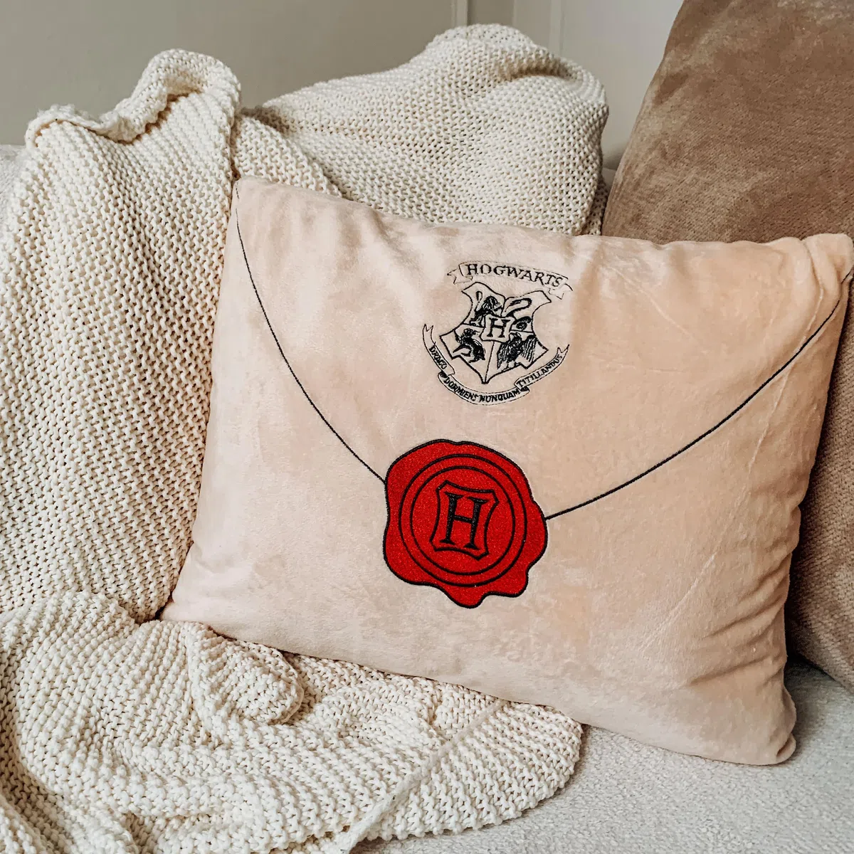 Elbenwald Cuscino Di Harry Potter Con Design Della Lettera Di Hogwarts - 42 X 12 X 34 Cm - Con L'indirizzo Di Harry Sul Retro - Per Uomo Donna Unisex - Idea Regalo - Cuscino Decorativo - Bianco Beige