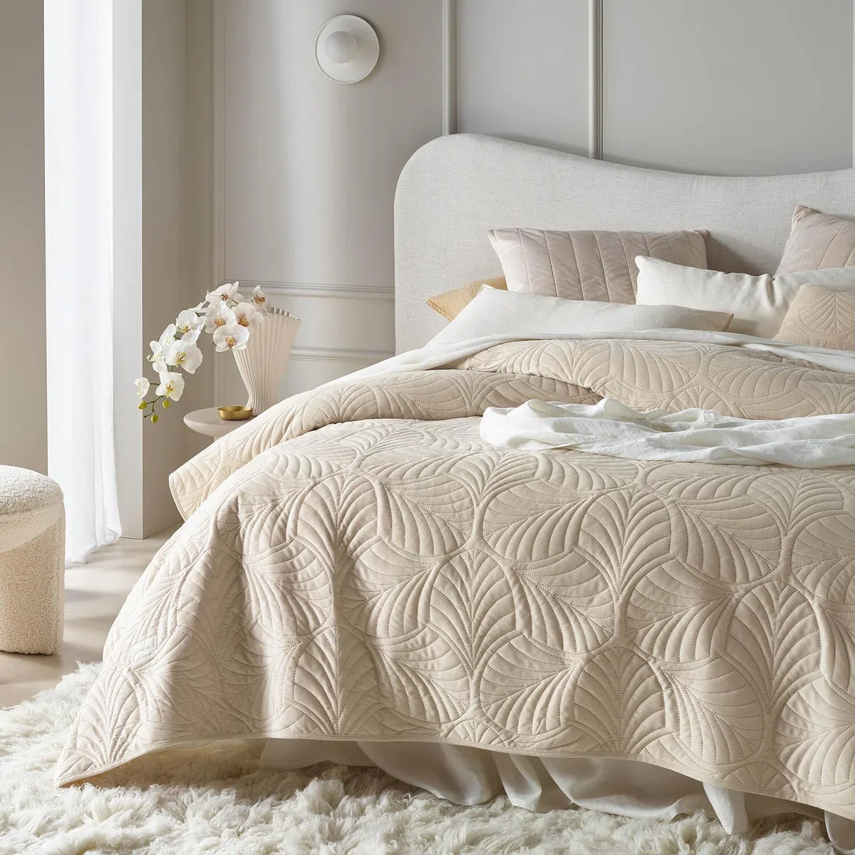 ROOM99 Feel Elegante copriletto in crema, 200 x 220 cm, versatile come copriletto o copridivano, coperta per letto e divano, trapunta stile ideale come bedspread velluto