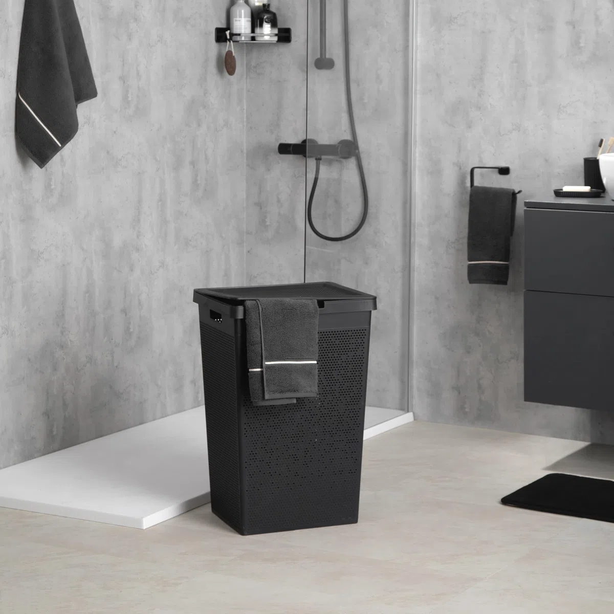TATAY Cesto Biancheria Sporca 60L Bohol | Design Minimalista | Coperchio Ribaltabile e Maniglie Laterali | Ventilazione Ottimale | Plastica 100% Riciclata Senza BPA | 42,5x33,5x60 cm, Nero