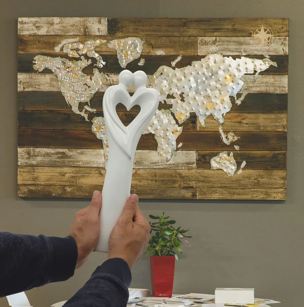 Elegante scultura cuore coppia - coppia innamorata a forma di cuore fatta di ceramica in bianco per la decorazione - Moderna figura 28cm come simbolo di amore e felicità - regalo di alta qualità