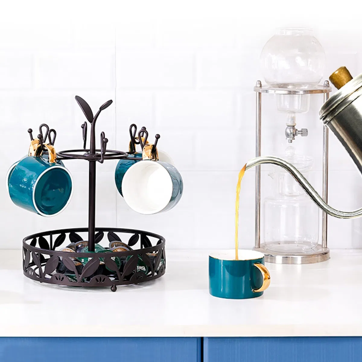 Porta tazze da caffè con contenitore per cialde di caffè, albero porta tazze girevole a 6 capacità, accessorio per bancone caffè e organizzatore da cucina