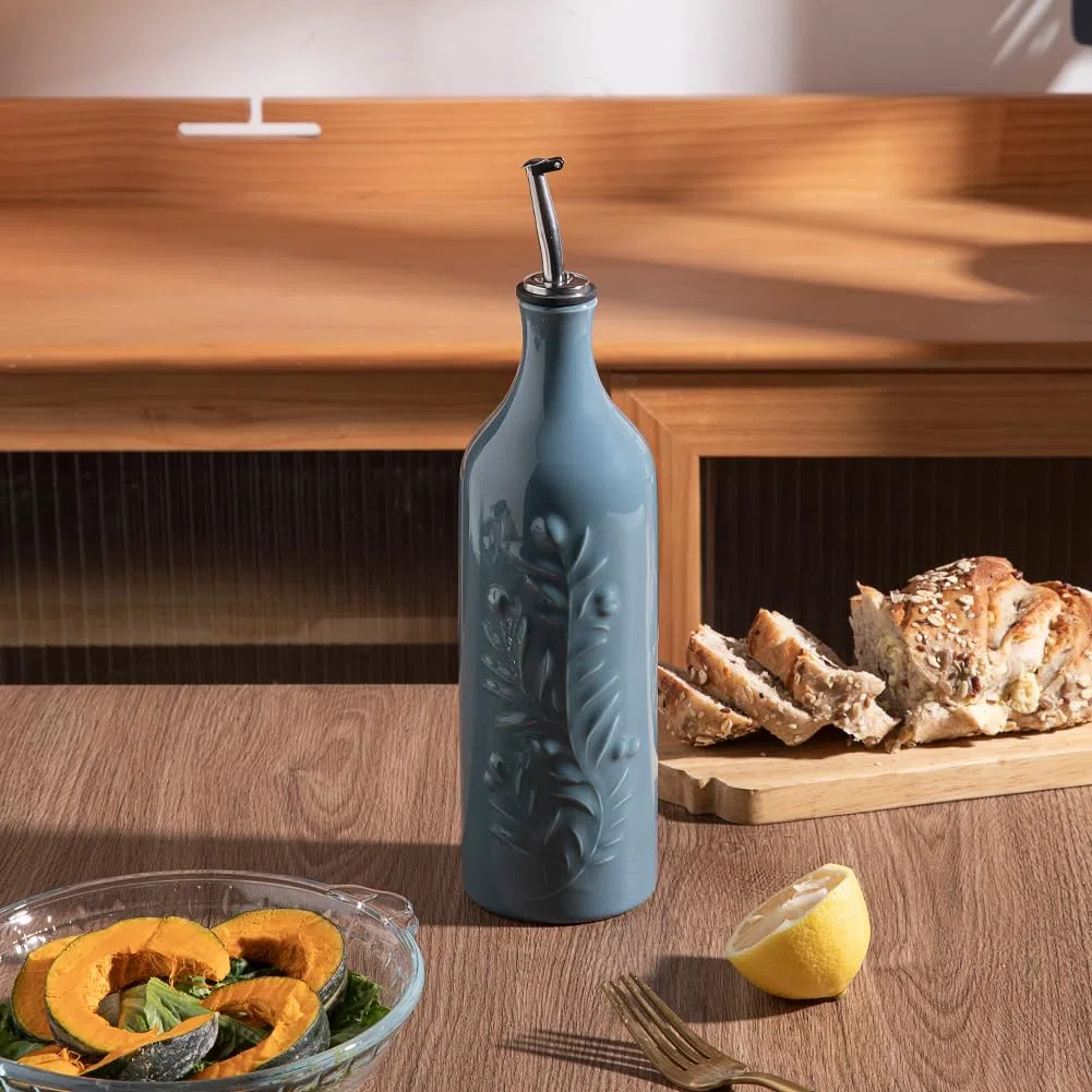 Sweejar Home Grande Bottiglia Dispenser in Ceramica per Olio d'Oliva, 700ml, Ampolla Opaca con Rilievi Protegge dall'Ossidazione, Bottiglia per EVOO, Aceto, Salsa di Soia, Blu Nebbia
