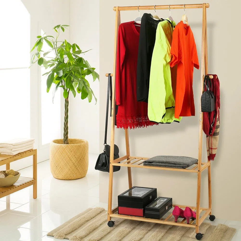 BAKAJI Stand Appendiabiti in Legno di Bambu per Camera da Letto Ingresso con Ruote Girevoli 2 Ripiani Porta Abiti Asta per Grucce e Ganci Laterali Dimensione 70 x 33 x 153 cm Colore Bamboo Naturale