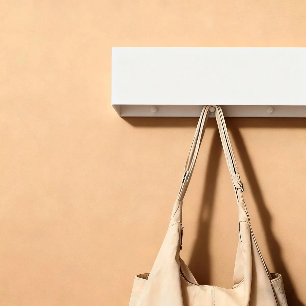 43,5cm Attaccapanni da Parete con Mensola, 5 Ganci Nascosti, Appendiabiti in Legno e Metallo, Ganci Discreti per Ingresso, Camera da Letto, Bagno e Soggiorno, Appendivestiario Bianco