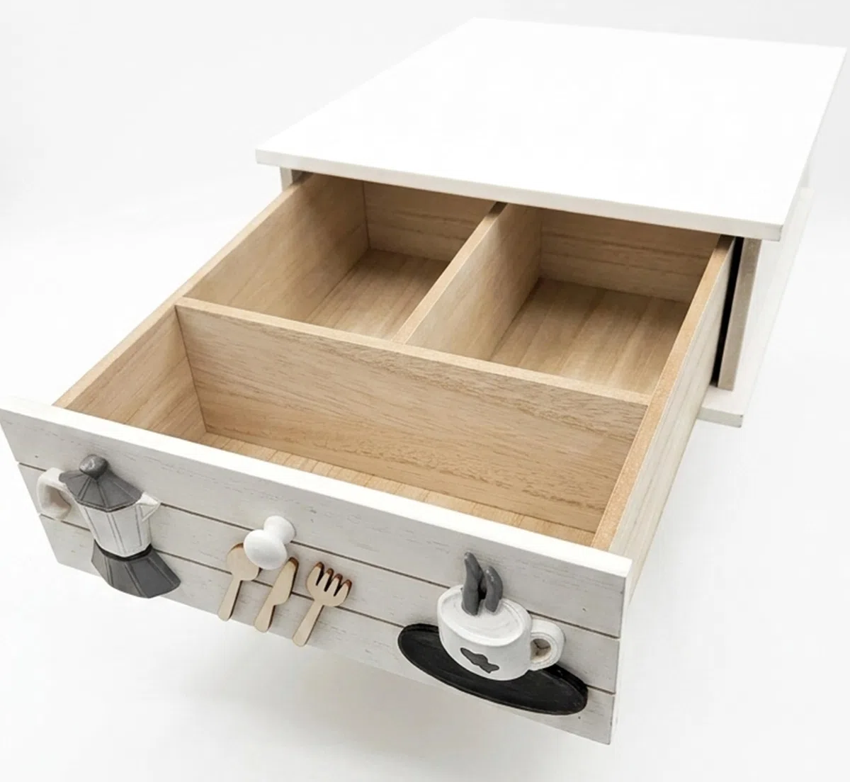 Cassetto Porta Cialde e Capsule Caffè in Legno, Base per Macchina Espresso, 33x27x11 cm, Cassettiera Salvaspazio Contenitore Box 3 Scomparti, Design Shabby Chic con Decorazioni 3D (Bianco)