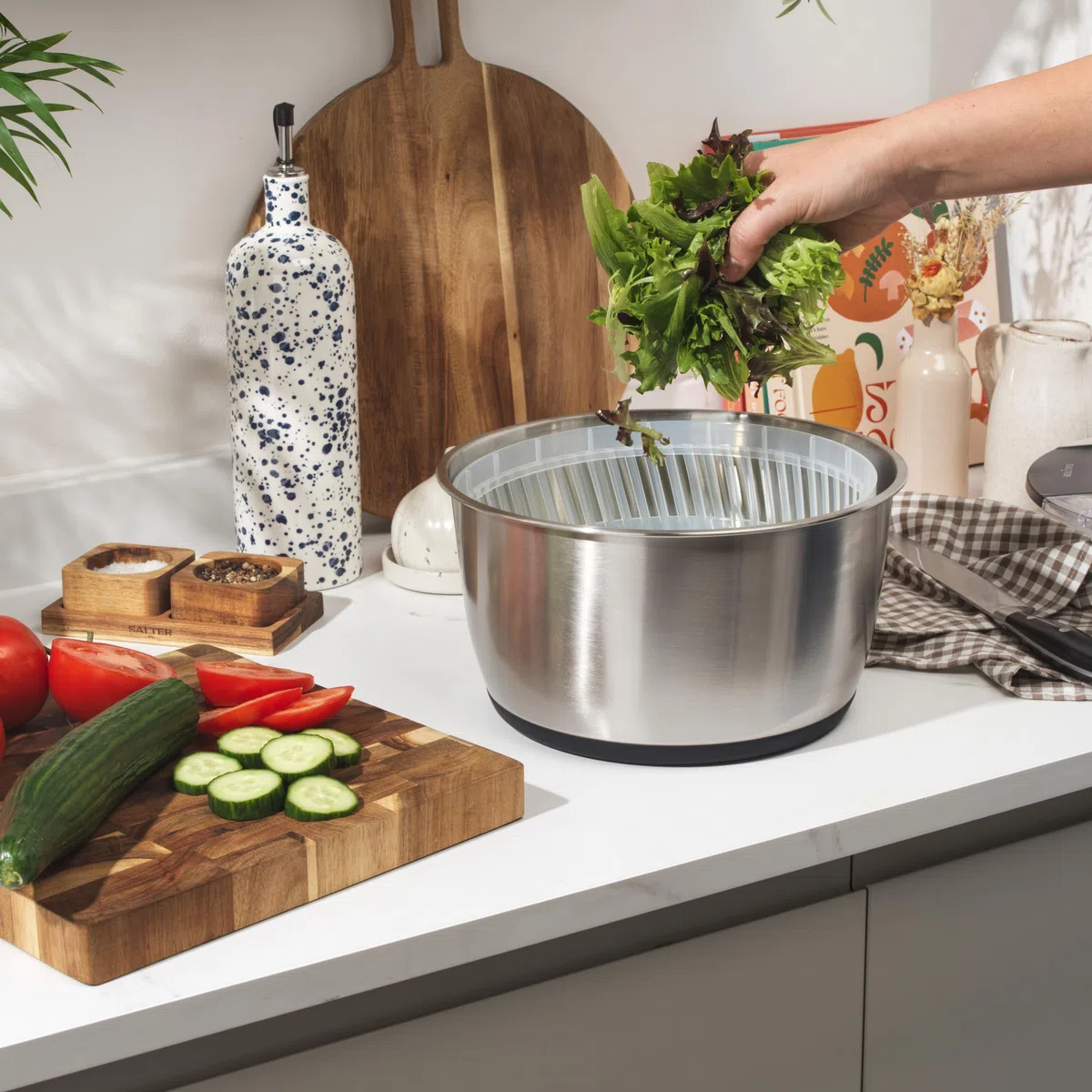 Salter Expert Salad Spinner – 6 Litri, Ciotola a Doppio Uso Con Scolapasta, Lava, Asciuga e Servi, Asciugatore per Lattuga, Pompa Bloccabile Per Facile Riporre, Base Antiscivolo, Aggiungi Condimento