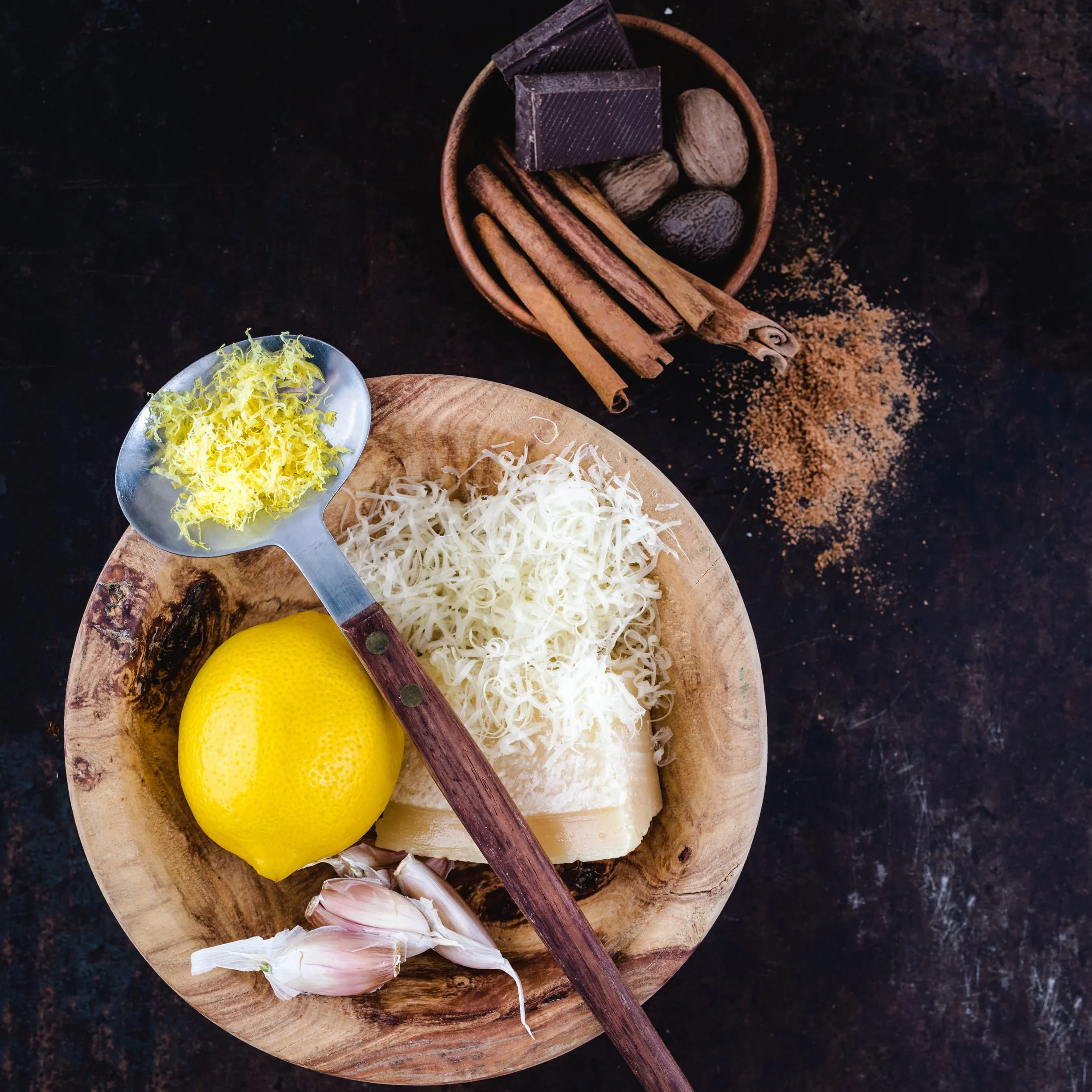 Microplane Grattugia Lama fine per Formaggio a Pasta Dura, Agrumi, Aglio, Peperoncini, Cannella e Noce Moscata con Manico in Legno di Noce e Lame in Acciaio Inossidabile – Made in USA