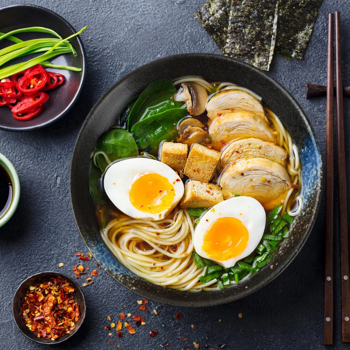 2 Ciotole Ramen in Ceramica 1000 ml, Ciotola Giapponese con Bacchette e Cucchiai per Zuppa Pho Udon Noodles Insalata, Compatibile Microonde Lavastoviglie Forno