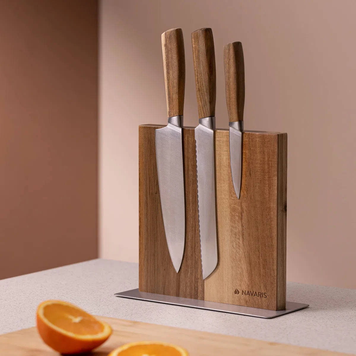 Navaris Porta Coltelli da Cucina - Ceppo Portacoltelli Doppio Lato Magnetico - Tavoletta con Calamita Magnetica Rivestita in Legno Marrone di Acacia