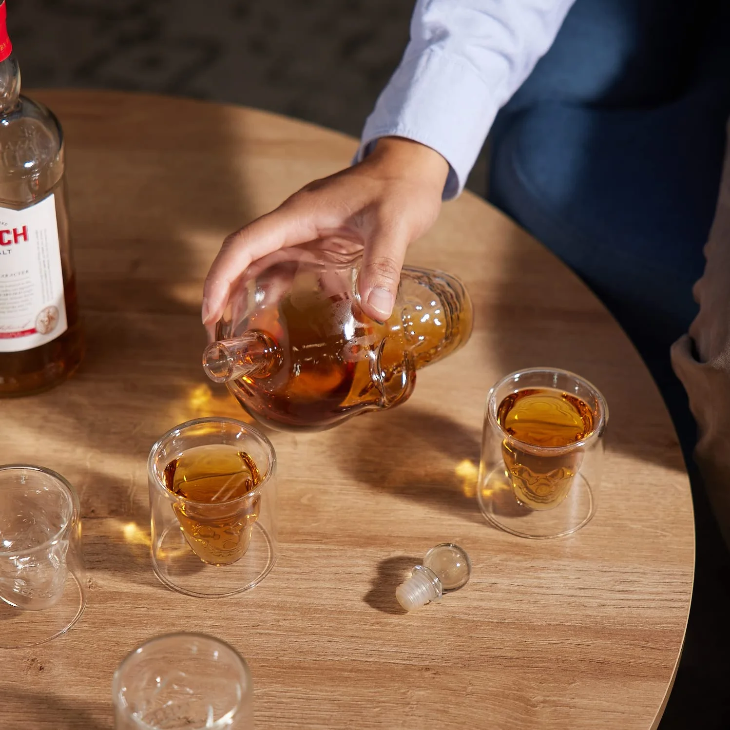 Oak & Steel - Decanter per Whisky e Grappa a Forma di Teschio (700 ml) - Include Bicchieri (75ml) e Tappo in Vetro - Confezione Regalo con Design Raffinato