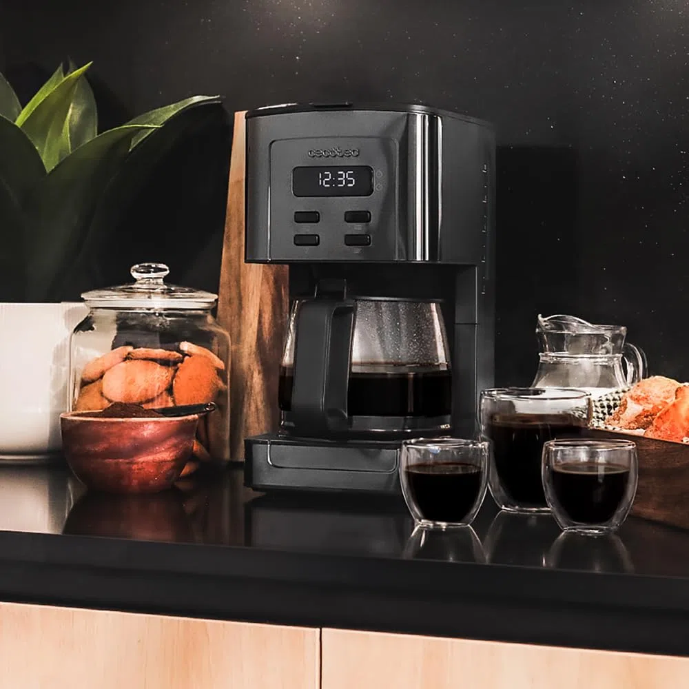 Cecotec Macchina da caffè a goccia Coffee 56 Time, 800W, Programma il tuo caffè, Schermo LCD, Beccuccio antigoccia, Capacità 1,3L, 12 tazze, Spegnimento automatico, Serbatoio con finestra
