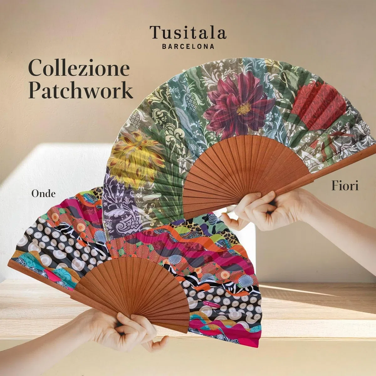 Ventaglio spagnolo Bambalinas - Legno e cotone - 23 cm - Custodia in yute natural - Accessorio Moda - Fatto a Mano in Spagna - Eventi e Regali - Collezione Patchwork - Tusitala Barcelona