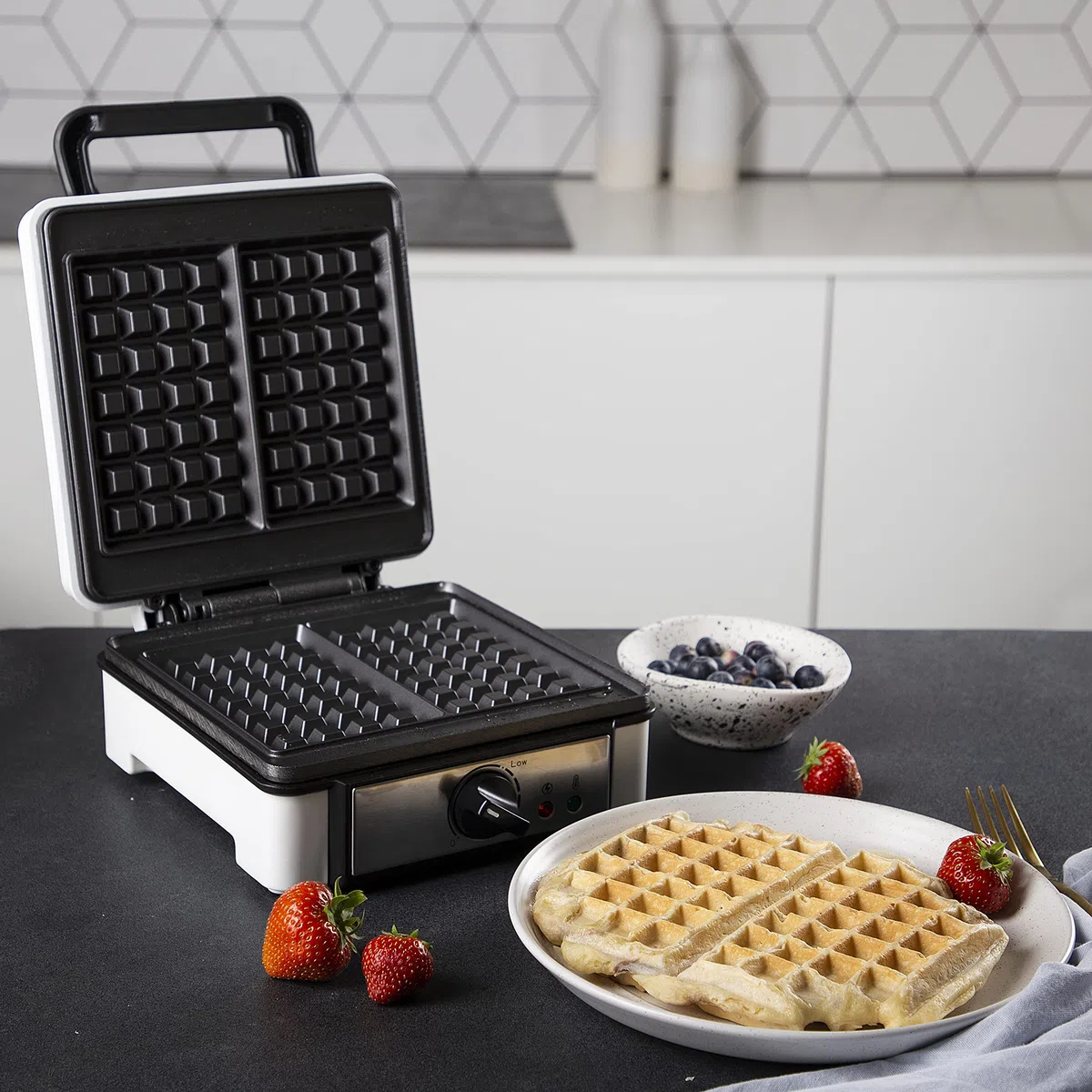Princess Waffle Iron 132397, a forma di waffle belga, 1200 Watt, lunghezza del cavo 0,75 m, teglia 19,8 x 19,5 cm, livello di calore regolabile, rivestimento antiaderente, Argento/Nero,