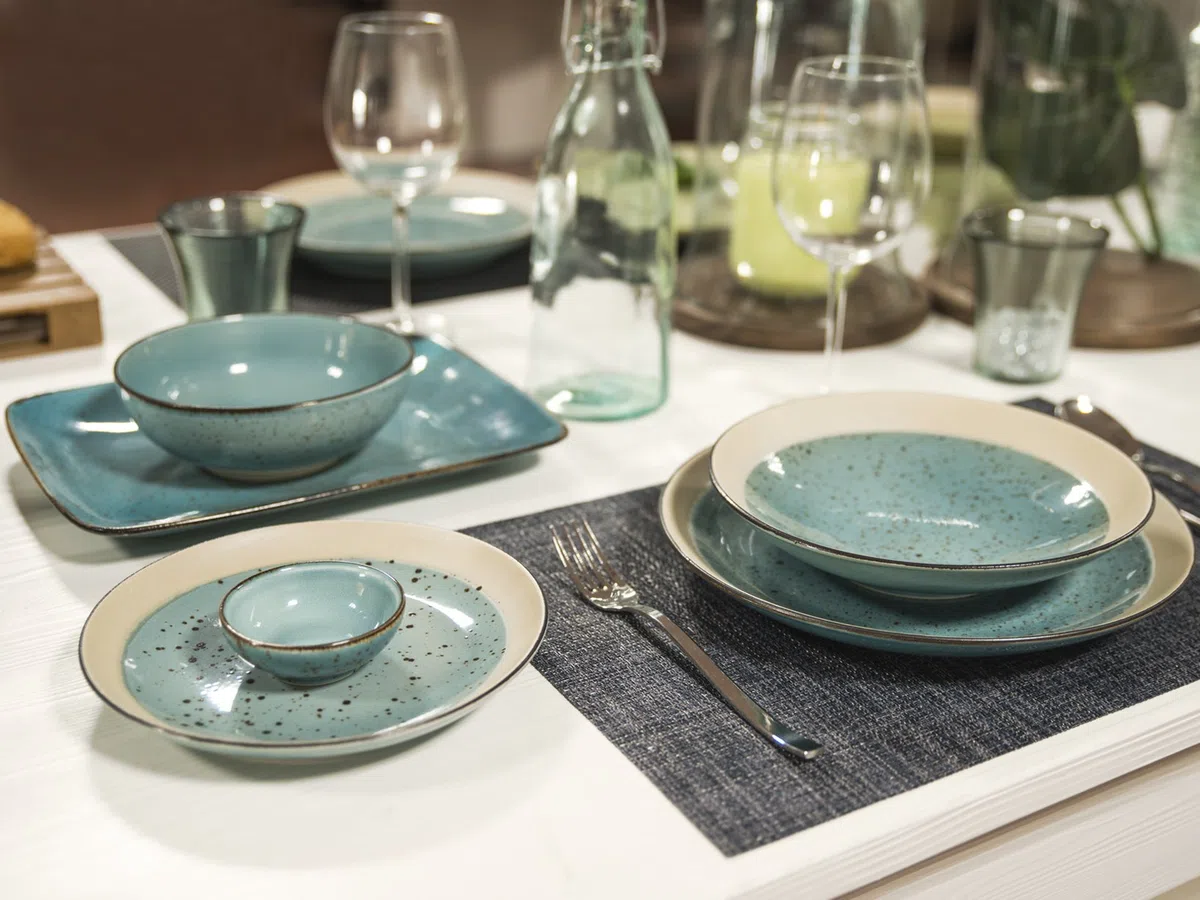 H&H Mimosa Set 6 Piatti Piani in Ceramica Stoneware, 26.5 cm, Azzurro con Decoro ad Effetto Pennello e Bordo Avorio – Lavabili in Lavastoviglie, Utilizzabili in Forno a Microonde